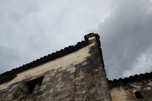 古老徽派建筑屋顶一角