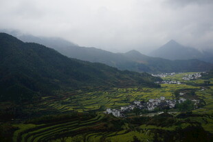 云雾缭绕的山间村落美景