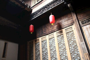 古宅门前红灯笼悬挂