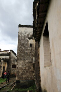 古村落中的斑驳老屋