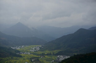 山间村落隐于云雾之中