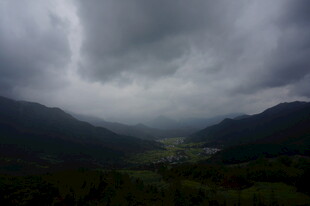 山间乌云密布的阴沉景象