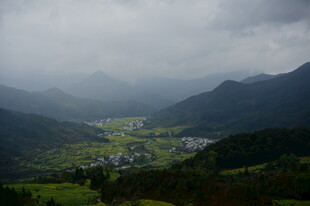 山间村落隐于云雾之中