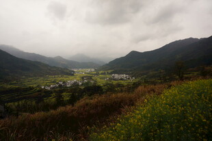 山间村落 云雾缭绕之景