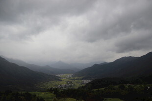 山间阴云密布的壮丽景色