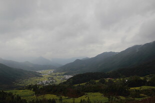 山间云雾缭绕的美丽景致