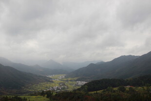 云雾缭绕的山间景色