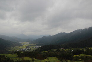 山间云雾缭绕的村落美景