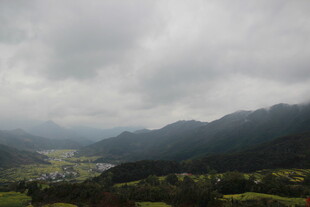 山间云雾缭绕的静谧景致