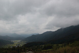 山间云雾缭绕的自然风光