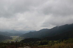 山间云雾缭绕的壮丽景色