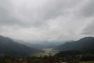 云雾缭绕的山间景致