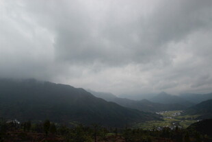 阴云笼罩下的山峦景色