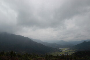 山间阴云密布的壮丽景色