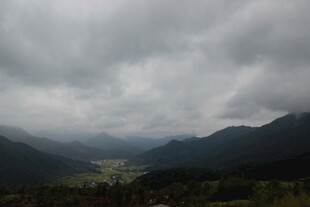 云雾笼罩的山峦美景