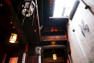 古巷夜景 传统建筑韵味浓