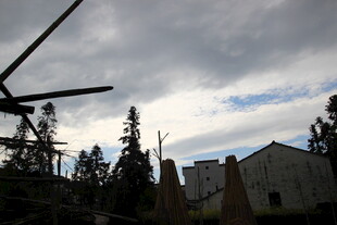 阴天中的风车与建筑景观