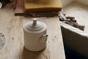 复古白瓷茶壶于工作台