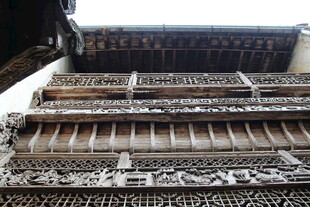 中式古建筑屋檐精美雕刻