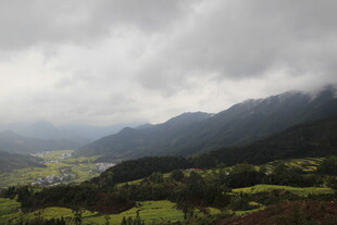 山间云雾缭绕的田园景致