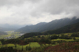 山间云雾缭绕的田园风光