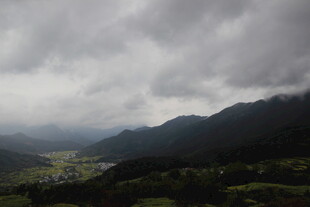 山间云雾缭绕的壮丽景色