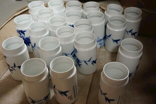 青花瓷杯整齐摆放