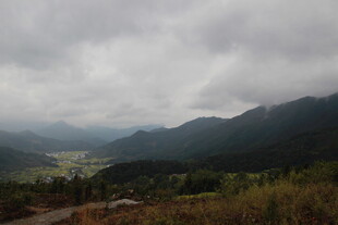 山间云雾缭绕的壮美景色