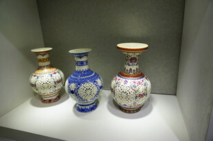 精美古瓷花瓶陈列展示