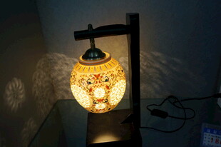 中式镂空台灯散发柔和光芒