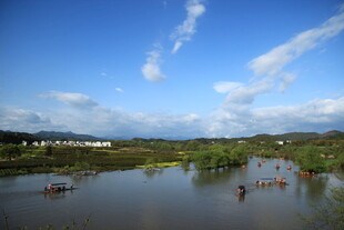 水乡风光 小船悠游于碧波间