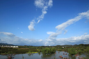 蓝天碧水间的秀丽风光