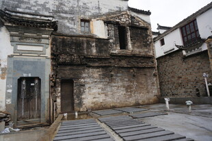 古老村落中的斑驳旧建筑