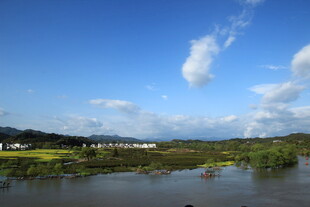 河畔蓝天绿野美丽风光