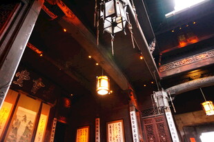 中式古建室内的暖光氛围