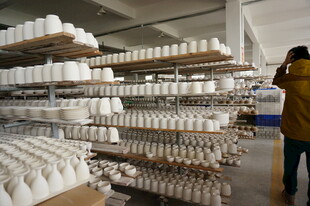 仓库内工人查看瓶类物品