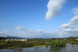蓝天碧水间的乡村景致