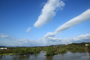 蓝天碧水间的美丽景致