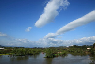 蓝天碧水间的美丽风光