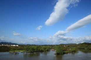 湖畔蓝天美景