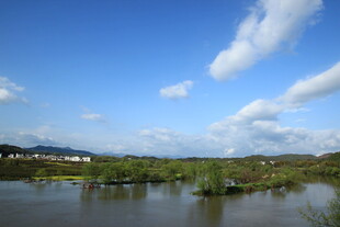 湖畔风光 蓝天白云绿树