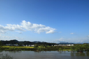 湖畔田园风光 蓝天白云