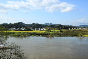 宁静河畔乡村风光美景
