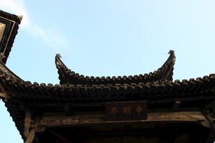 中式古建筑屋檐一角