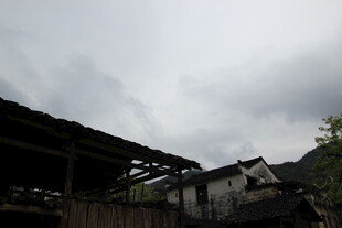 阴天里的古朴村落