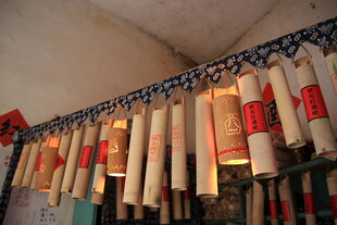 传统卷轴整齐悬挂展示