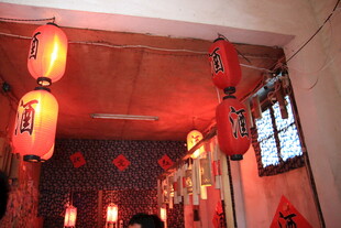 室内悬挂的中式红灯笼