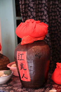 传统酒坛 红布覆顶