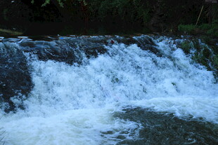山间小瀑布水流湍急
