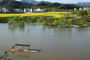 水乡河畔小船静景